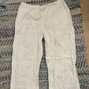 Linne byxor - Ett par jätte fina linne byxor ifrån Gina Tricot! Säljes då dem är för stora och jag har ett år andra mindre. Använd Max 5 gånger och har inga defekter. (Behövs strykas) storlek small men passar även XS