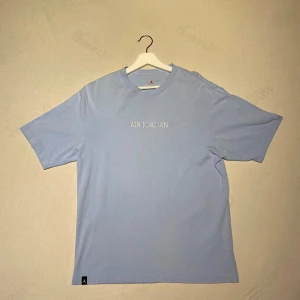 Jordan T-shirt  - Ljus blå Jordan T-shirt i mycket bra skick. Den är perfekt för sommar och har inga defekter. Den är storlek S men har lite baggy fit, så den kan passa som storlek M också. 