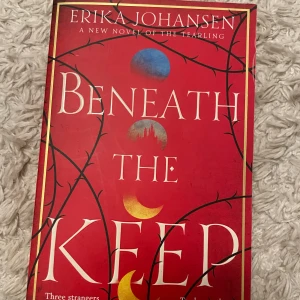 Beneath the keep - Erika Johansen - Bok av Erika Johansen, Beneath the keep. Köpt på science fiction bokhandeln för 219kr