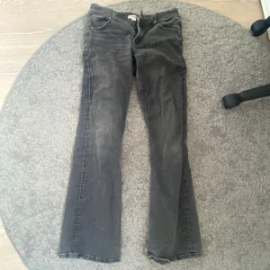 Grå bootcut jeans - Gråa bootcut jeans med ”knäppfickor” (kan skicka bild efter förfrågan) från Gina, strl 170💓 Nyskick och nypris är 349kr