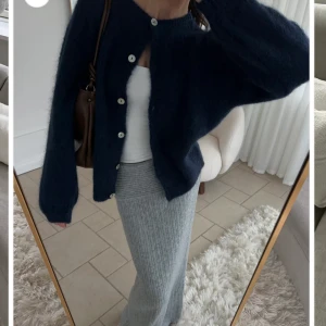 Blå kofta  - Säljer denna jättefina stickade kofta då den e för liten för mig tyvärr. Mörkblå och varsamt använd. Skriv vid frågor eller fler bilder. 💕💕💕