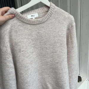 Vit/biege stickad tröja  - Säljer denna superfina tröja då den inte kommer till användning! Aldrig använd, kan upplevas stickig 💓