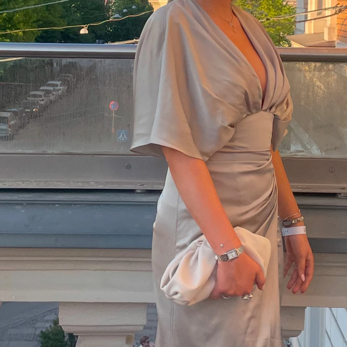 Champagne färgad balklänning  med slits och omlott - 2