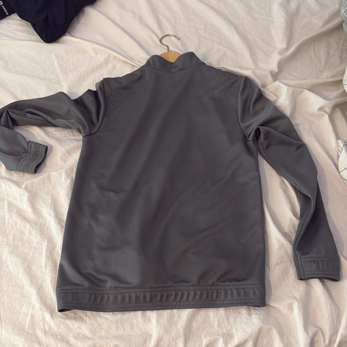 Grå träningsjacka från Adidas - 2