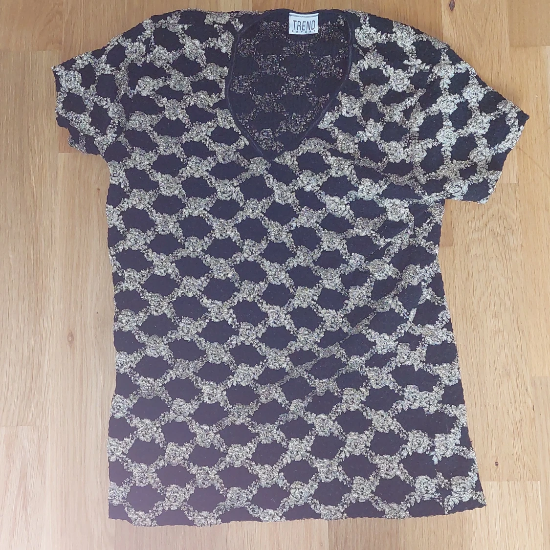 Svart och guld mönstrad t-shirt från Trend report
