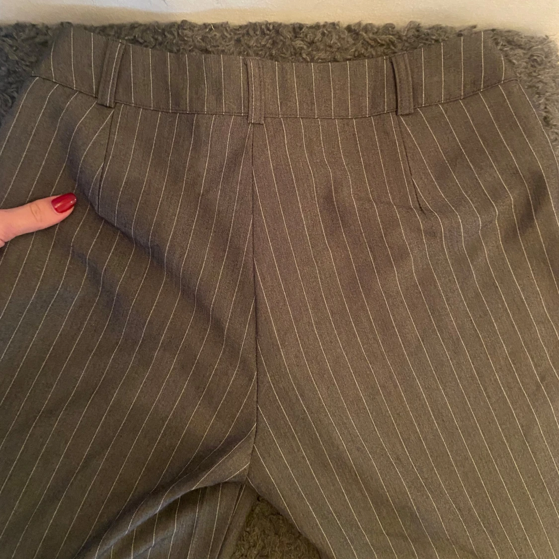 Grå kostymbyxor med vita ränder från Madlady - 3