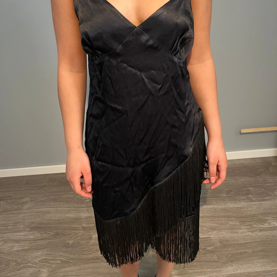 Svart klänning med fransdetaljer