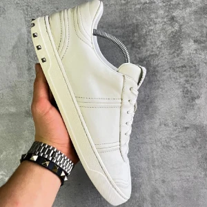 Valentino flycrew skor - Valentino flycrew | skick 8/10 alla nitar kvar | endast skorna ingår | storlek 44 passar större | nypris 6500 -7000+ och tillverkas inte längre | skriv vid frågor🙏🏼