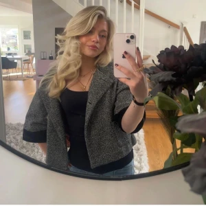 Trekvartsjacka - Säljer denna superfina trekvartsjacka från weekday (vintage) !💓 bra kvalitet med alla knappar kvar o allt🤩 pris kan diskuteras!