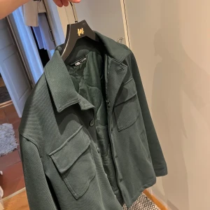 Zara overshirt//jacka  - Mörk grön overshirt// jacka ifrån Zara i storleken S, inga defekter förekommer. Skriv för frågor o funderingar