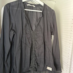 Svart odd molly blus  - Säljer denna svarta snygga Odd Molly blus då den tyvärr inte kommit till användning💕Skriv gärna vid frågor!