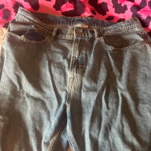 Baggy jorts  - Blåa baggy jorts som knappt är använda, kom privat för mera bilder 