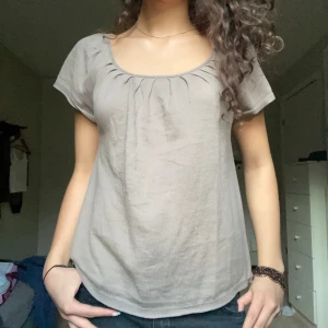 Ljusbrun blus - Fin ljusbrun/beige blus från noanoa med räfflade detaljer framtill🤎