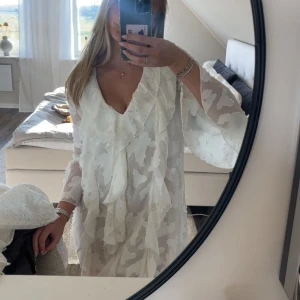 Vit klänning - Vit klänning med mönster, från Bohoo. Helt oanvänd med lappen kvar! Storlek US 4 men skulle säga S. Perfekt till studenten! 😍