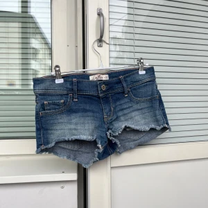 Lowrise Jeansshorts - Snygga lågmidjade jeansshorts, de är i mycket bra skick utan defekter😇 37cm rakt över midjan, 17,5cm grenhöjd och 20cm långa mätt på sidan💓