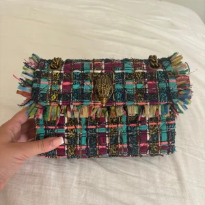 Limited Editon Kurt Geiger Väska!! - Säljer min fina Kurt Geiger Väska då jag inte använder den så mycket längre. Nypris runt 3500 💗Fått sjukt mycket komplimanger när jag har denna väskan. En väska som sticker ut bland mängden!! 💗Pris går att diskutera