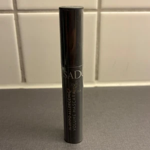 IsaDora Hypo-Allergenic Mascara Black - IsaDora Hypo-Allergenic Volume Mascara i färgen 01 Black. Ger fransarna volym och är perfekt för dig med känsliga ögon 🖤