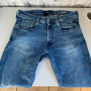 Replay anbass - Tjena, säljer mina Replay Jeans i den trendiga modellen anbass. Jeansen är knappt använda, cond 9/10. Nypris: 1799kr, hör av er vid minsta intresse//Anton