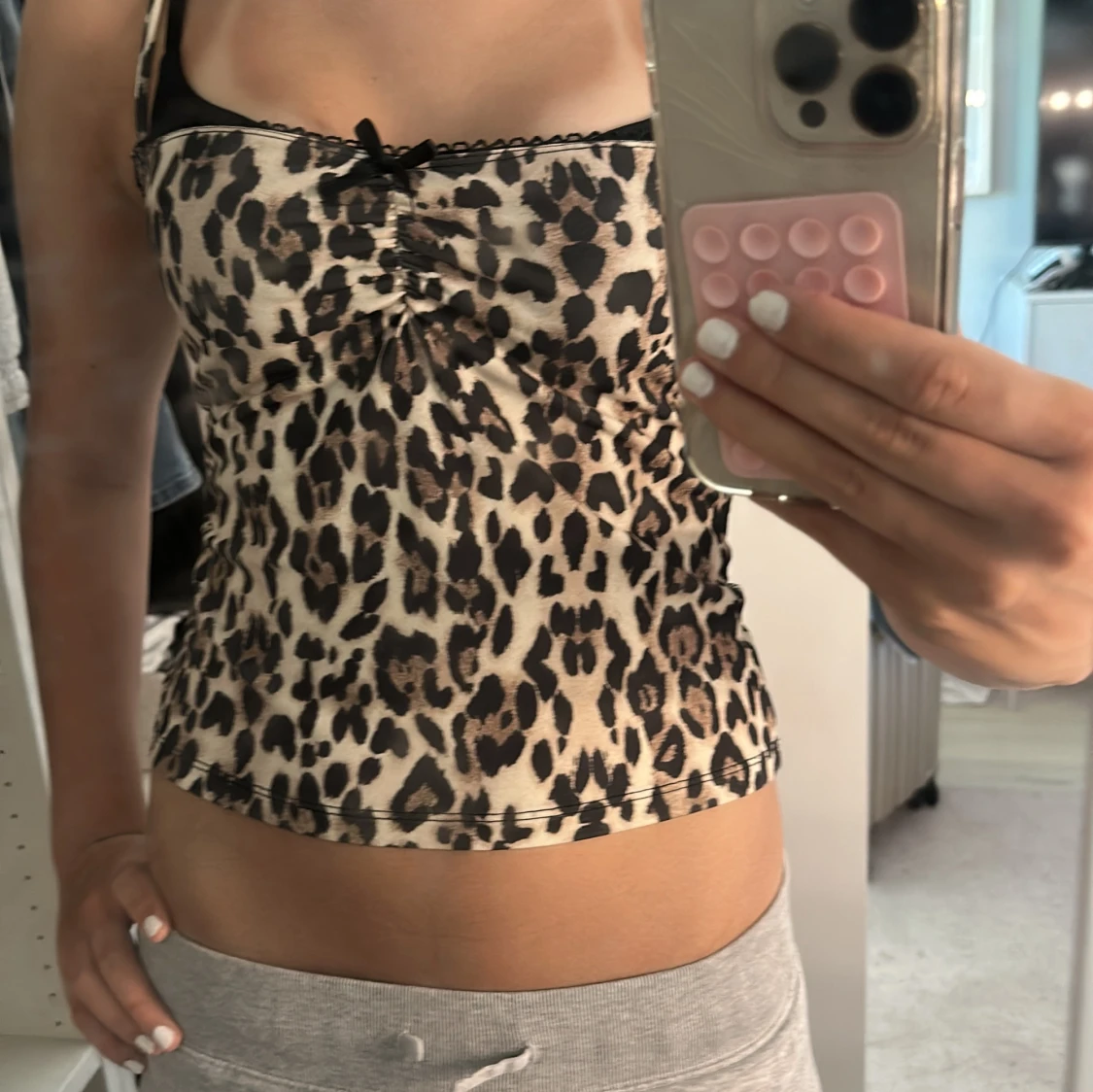 Leopardmönstrad linnetopp med spets - 1