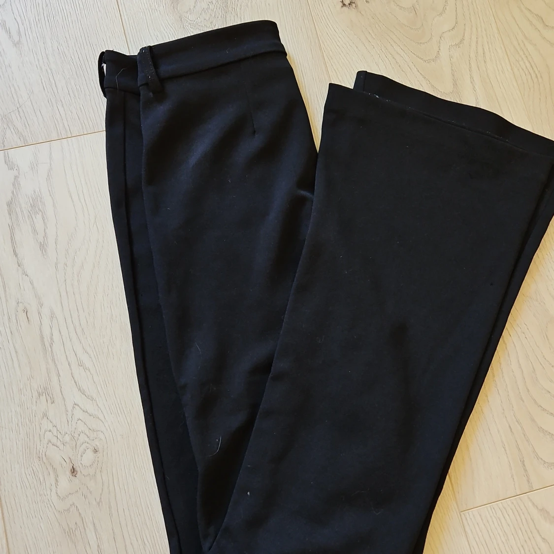 Svarta utsvängda kostymbyxor - 1