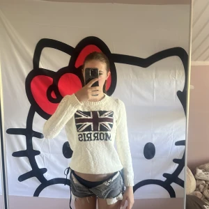 Vit stickad Morris tröja med flagga - Hej, säljer denna fina och snygga Morris tröjan för endast 579kr!! Perfekt till sena sommarkvällar eller sommar dagar!🤩 modellen på bilden är 167cm. Inga defekter och den är praktiskt taget ny!!! Skriv vid minsta fundering!