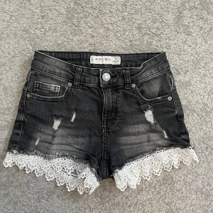 Jeansshorts - Svarta jeansshorts från New Yorker i storlek 32.