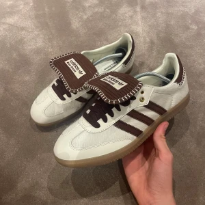 Adidas x Wales Bonner - Tja säljer dessa eftertraktade Wales Bonner så först till kvarn!! Skick 9/10 nästan nyskick finns lite creasningar där fram annars ingenting. Skolåda dustbag och kvitto tillkommer. Är de några frågor är de bara att höra av sig👍 pris går att diskutera!