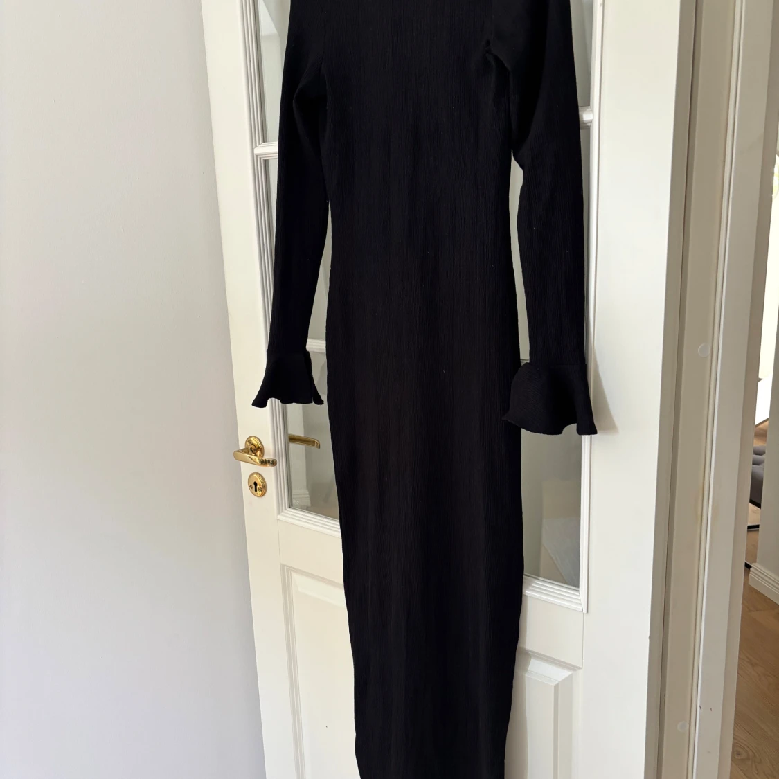 Svart långklänning med öppen rygg - 1