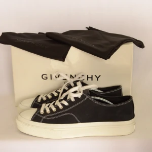 Givenchy Sneakers - GIVENCHY SNEAKERS  Storlek : 42 passar 43  Passform : En storlek större  Användning : Skorna är i väldigt fint skick utan defekter  Nypris : Cirka 5500SEK - Råka ta bild med fel box men originalbox medföljer 