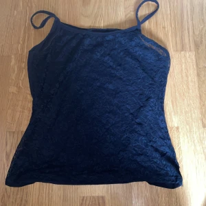 vintage spetstopp  - Snygg vintage spetslinne (hela framsidan är spets). Säljer den inte av någon speciell anledning, älskade den innan men använder den inte ofta längre. Den har inga synliga defekter.