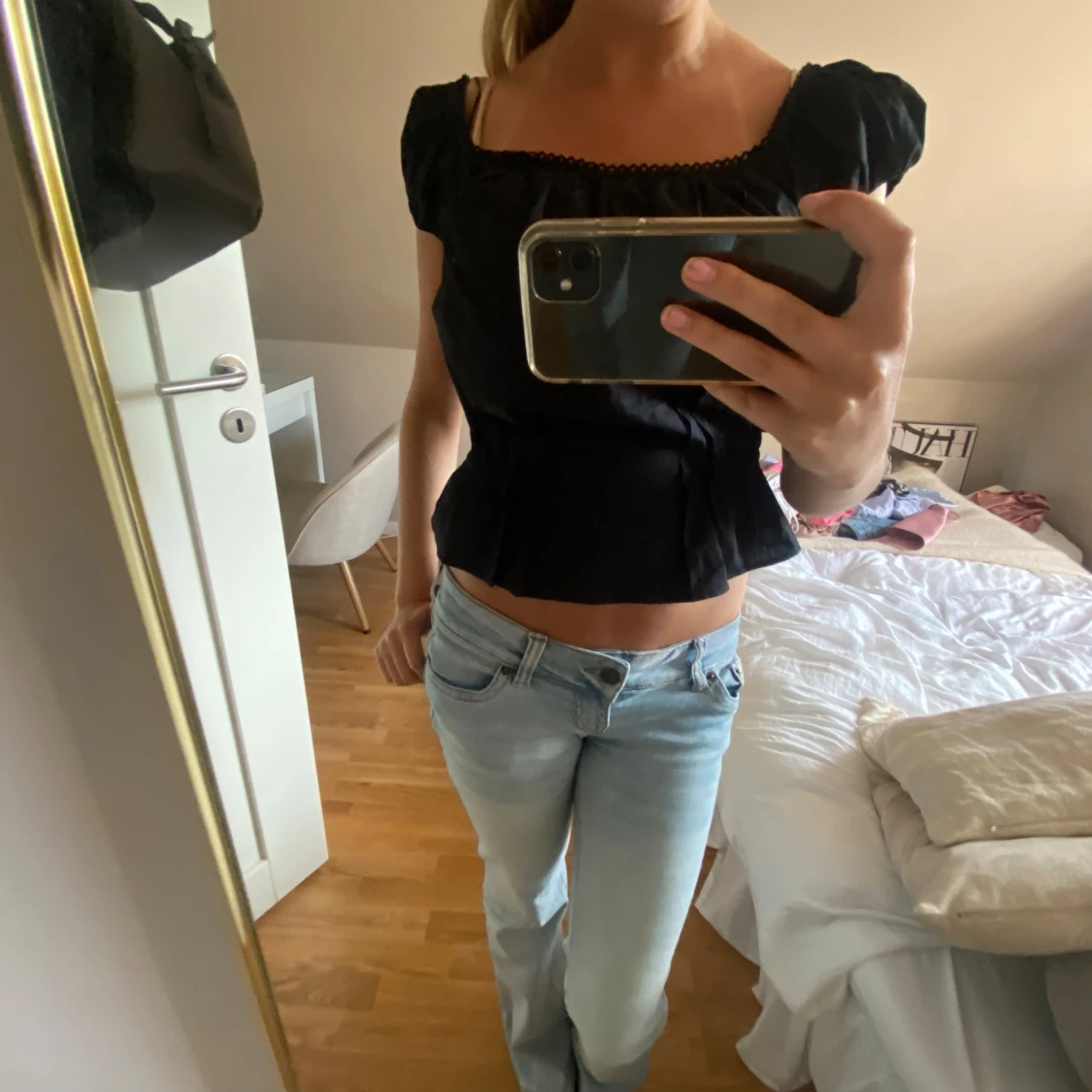 Svart blus med puffärm och spetskant