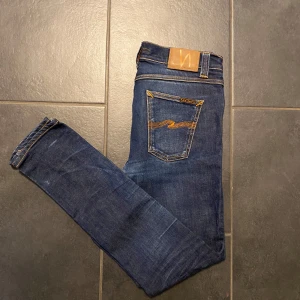 Nudie Jeans - Säljer ett par riktigt feta Nudie Jeans med en snygg tvätt, som är enkelt att matcha till och passar till allt.  |  Storlek: W30 L32  |  Skick: 9/10  |  Passform: Slim Fit  |  Hör av dig vid minsta fundering eller intresse! 