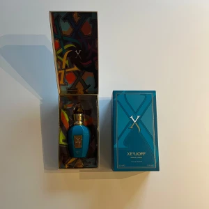 Xerjoff Erba Pura Eau de Parfum 50ml - Lyxig parfym från Xerjoff, Erba Pura. Flaskan rymmer 50 ml och kommer i en färgglad, exklusiv box. Doften är Eau de Parfum och tillverkad i Italien – perfekt för dig som gillar unika och eleganta parfymer. Det är 48 ml kvar🙌