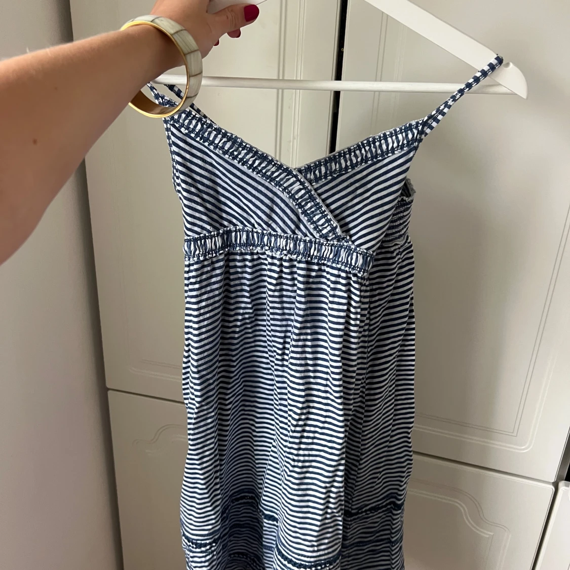 Randig blåvit sommarklänning - 1