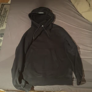Svart hoodie från C.P. Company - Äkta Svart hoodie från C.P. Company med klassisk huva och snörning. Tröjan har en stor magficka och den ikoniska linsen på ärmen. Perfekt för dig som vill ha en stilren look. Inköpt från farfetch kan få fram kvitto om man vill ha detta… storlek L men passar även folk som vanligtvis har M