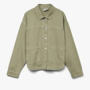 Grön jacka Zara - Den trendiga somriga gröna jeansjackan från Zara, Garderobrensning därför säljs!! Inga defekter