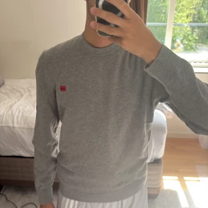Hugo Boss tröja - Snygg grå sweatshirt från Hugo Boss. Tröjan är använd endast en gång!