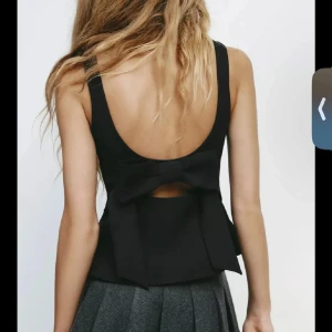 Svart trendig sommar topp från Zara  - Säljer denna svarta trendiga sommar toppen ifrån Zara pga att jag aldrig använder den!