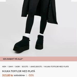 Svarta Platå ”Uggs” 🎀 - (DETTA ÄR EN OMPUBLICERAD ANNONS! Säljer då jag hade samma problem, skorna var för stora för mig med & var svåra att gå i för mig🙏🏼 Skriv gärna för fler bilder innan du köper så hittar jag dem i garderoben).                                           🎀Från originell säljare: Helt nya. Oanvända. Säljs för dom är alldeles förstora för mig.. storlek 38 men passar minst en 39a.