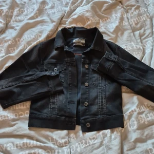 Croppad jeansjacka! - En snygg croppad, svart jeansjacka från Crocker! Storlek Xs. Stretchigt material, superskön och simpel. Någon liten fläck här och där och lite urtvättad men överlag fint skick. Köpt på Sellpy, använd ett par gånger. Jackan är mörkare i verkligheten än på bilderna. Djur finns i hemmet! ❤️🌺