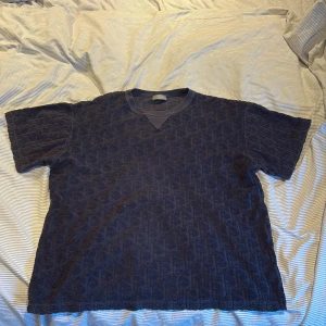 Mörkblå Dior t-shirt  - Säljer en mörkblå t-shirt från Dior. Bra skick. Storlek M. Nypris ca 8000kr. Vid frågor så är det bara att skicka! Kan diskutera pris.