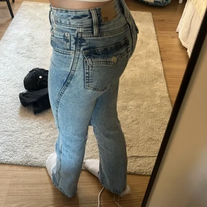 Ljusblå bootcut jeans från lager  - Säljer ett par ljusblå bootcut jeans från lager!! Dem är för små för mig(jag är ca 163-164cm) skulle passa någon som är 155-161cm! Sitter väldigt fint på än💗 ordinarie priset- 400kr. 😊