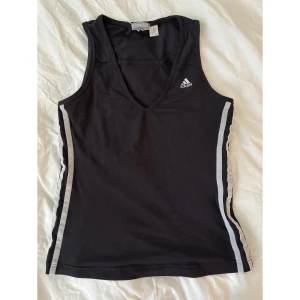 Adidas sporttop - svart adidas sporttop, mycket använd men okej skick, mjuk material och bekvämt