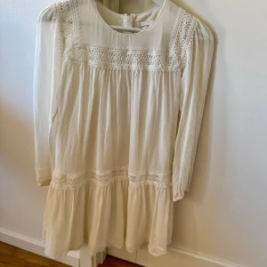 Klänning  - Jätte fin klänning från chloé. Den är i storlek 14år men den passar mig bra som brukar ha storlek XS. Nypris var 7000 kr. Den är i 100% silke🩷