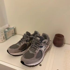 Grå New Balance 2002R sneakers - Helt nya oanvända. Storlek 43 utan box