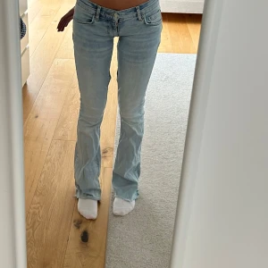 Ljusblå lågmidjade bootcut jeans - Säljer ett par ljusblå jeans med bootcut-modell och låg midja. Dom säljs inte längre och är omsydda till lågmidjade från att vara mid-waist! Köptes för 600.