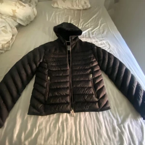 Moncler jacka  - Yoo, säljer en moncler dunjacka i mycket bra skick och riktigt skön, pric kan diskuteras!