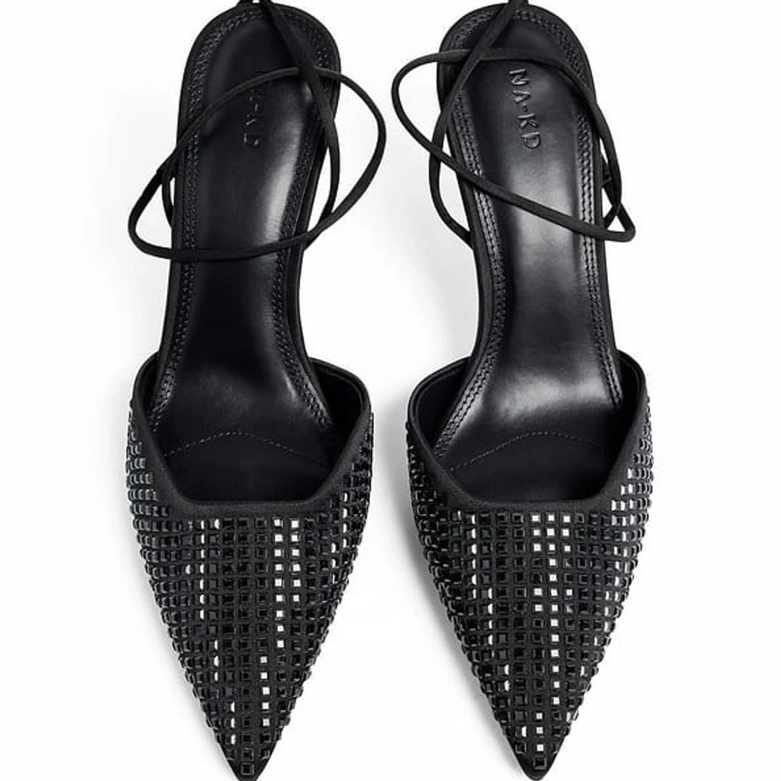 Svarta pumps med spetsig tå från NA-KD