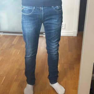 Replay Anbass slim jeans blå - • Nu säljs ett par populära replay anbass jeans i mycket bra skick 👖 • Storleken är W32/L34 och modellen ”Anbass” 📏 • Han på bilden är ca 178cm lång 📏 • Nypris är ca 1600kr men säljs för 349kr !🤯 • Hör av dig vid minsta lilla fundering 🤔💭 • Kolla gärna in profilen för andra schyssta plagg som raffe skjortor, replay jeans, Jacob cohen jeans och Dondups 🤝🤝