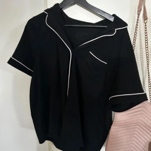 Gulligt pjamas set! - Pyjamas set som är köpt här på Plick! Plaggen är lite noppriga men inte mycket 💞 Fint skick 